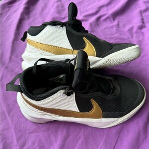 Nike Hustled X basketball shoes sz 5 youth